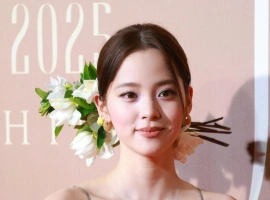 欧阳娜娜亮相2025中国时尚产业盛典红毯活动-巴黎资源分享网